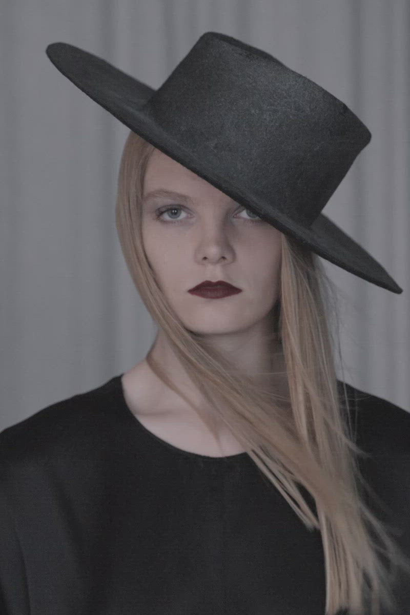 eigensinnig wien | Hypatia | Außergewöhnliches, schwarzes Seidenkleid