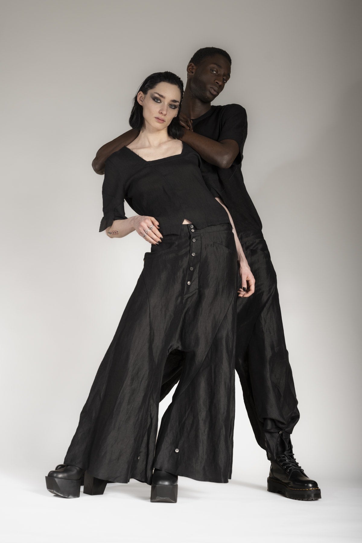 Zwei Menschen in All Black Outfits im Dark Avantgarde Mode Stil von eigensinnig wien