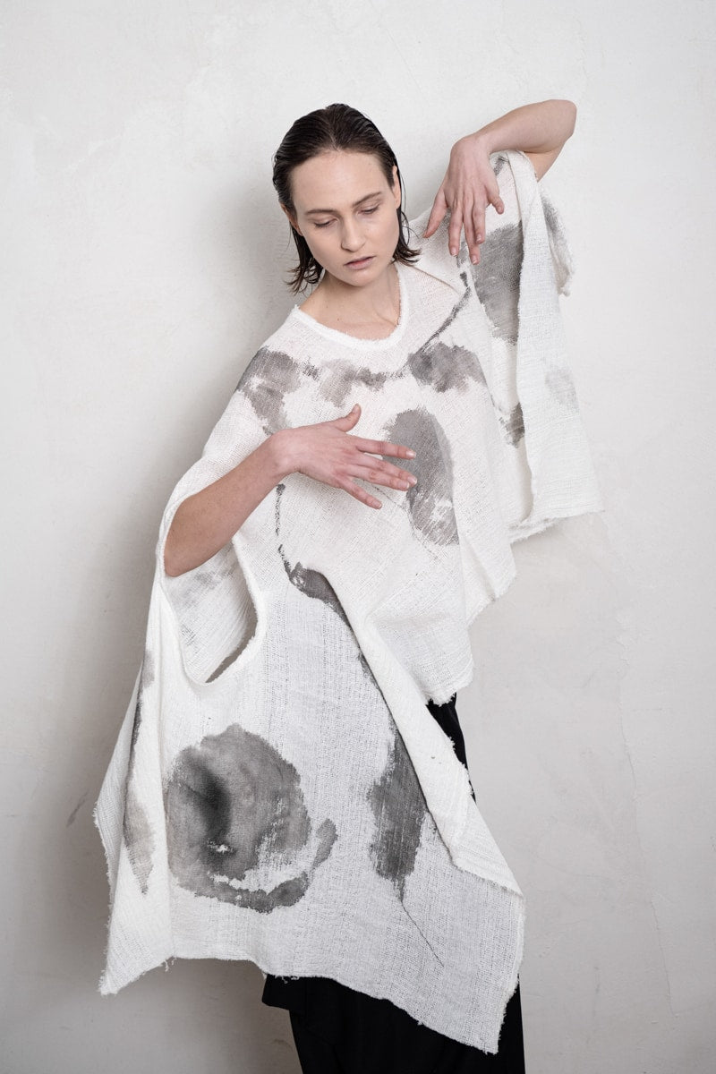 Cutuli Cult - Ausgefallene Damenmode aus Italien, hergestellt aus Naturmaterialien wie Leinen Baumwolle. Blusen, Schals, Kleider und Sommermäntel von Claudio Cutuli im eigensinnig wien Online Shop