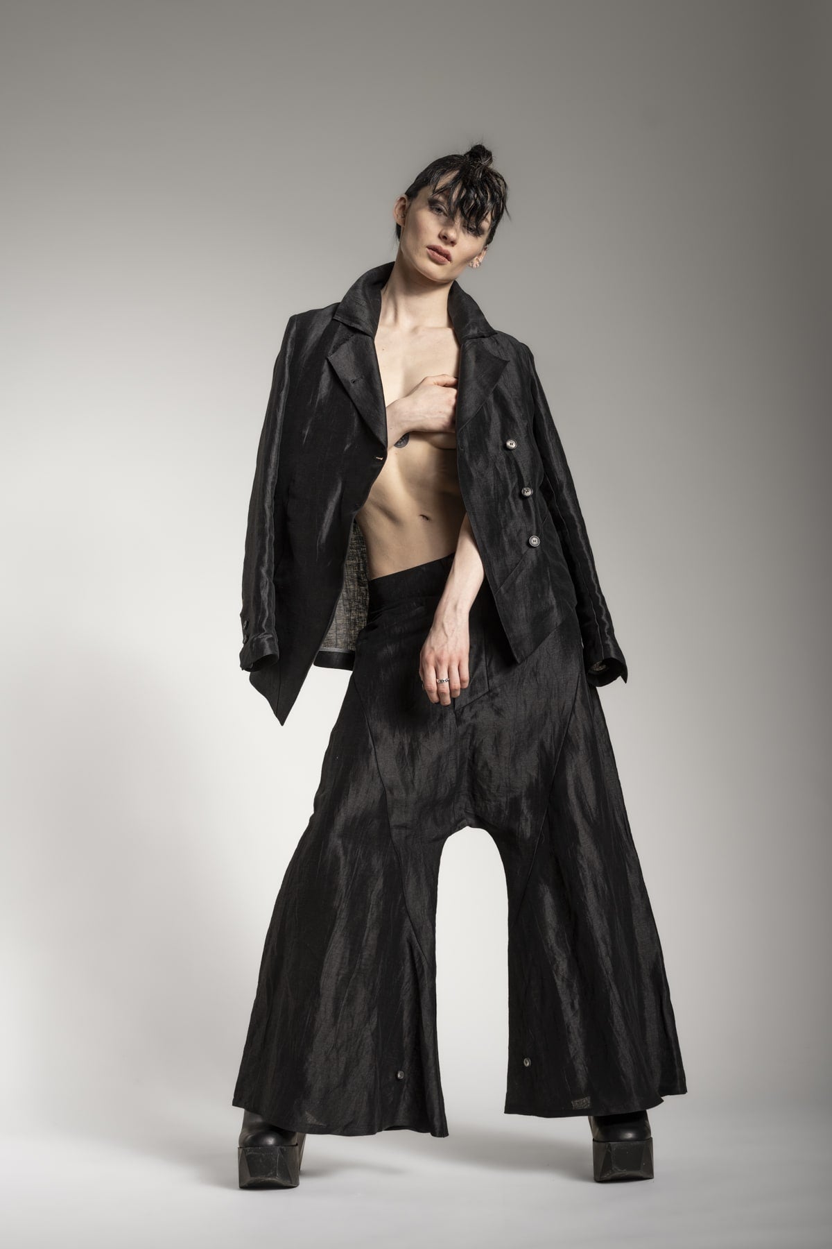Unkonventionelle Designer Anzüge im All Black Look bei eigensinnig wien