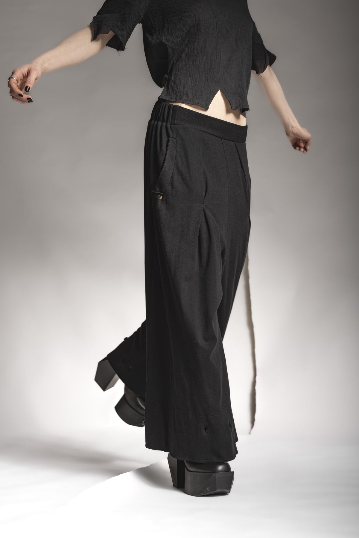 Designer Haremshosen für Damen und exklusive Oversize Hosen mit weitem Bein von eigensinnig wien