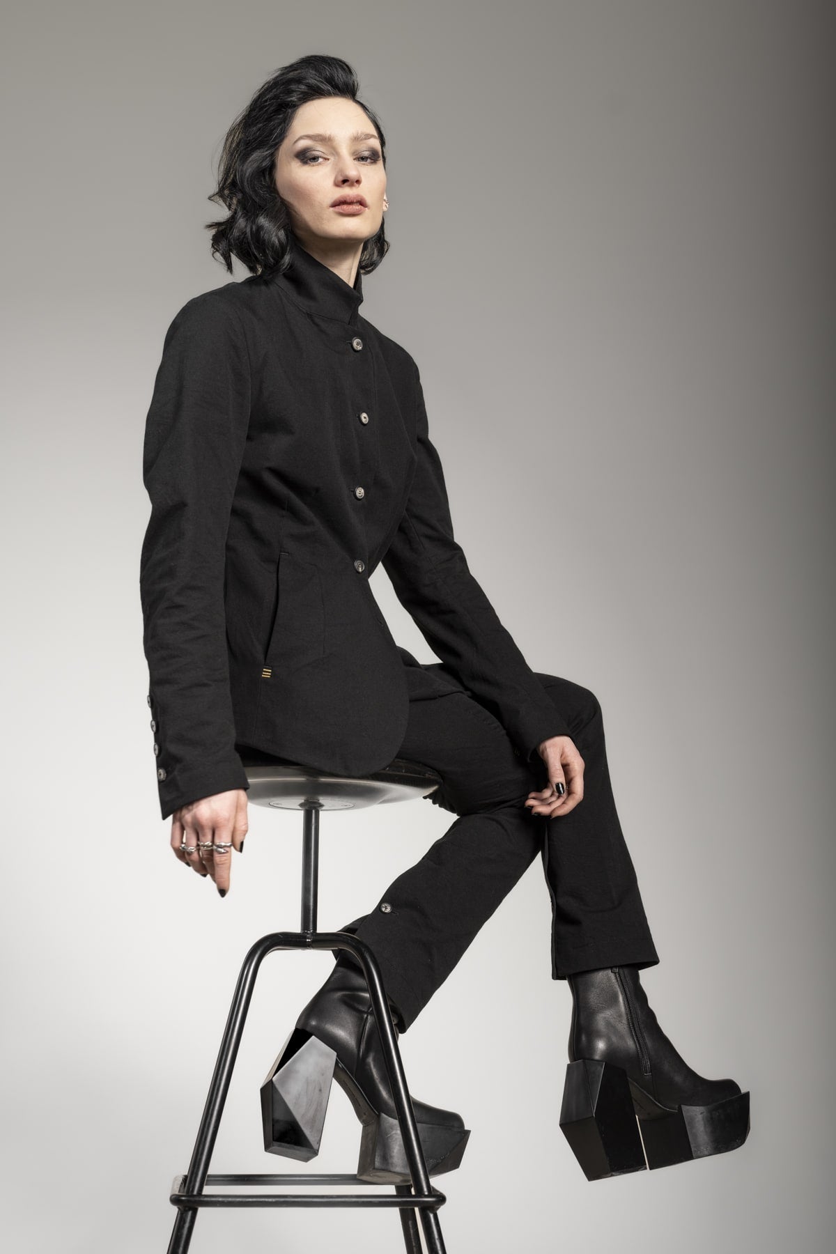 Schwarze Hosenanzüge für Damen beim Designer Brand und in der Maßschneiderei von eigensinnig in Wien kaufen