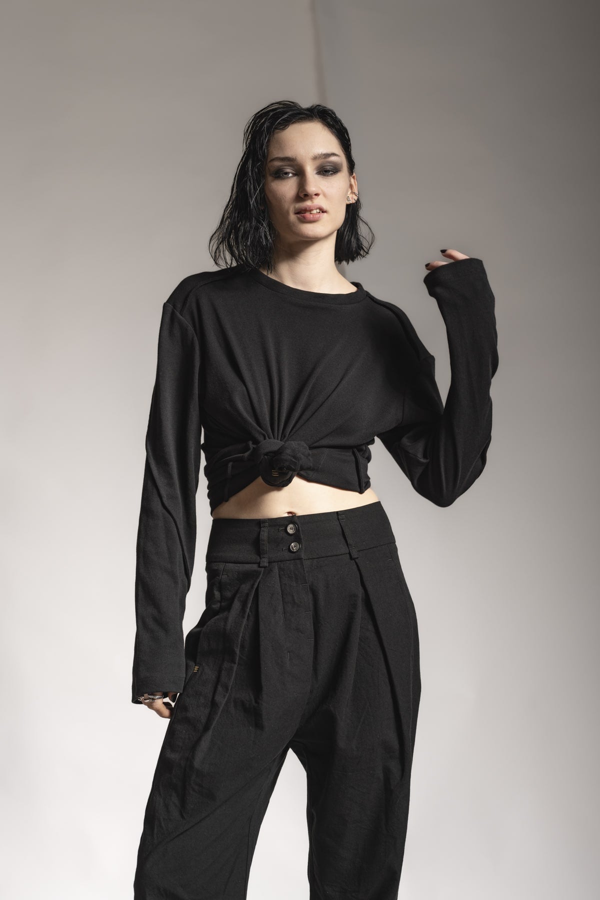 Schwarze Designerkleidung für Damen im All Black Style online bei eigensinnig wien kaufen.