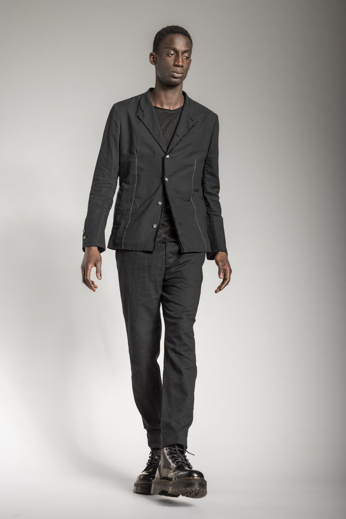 All Black Outfits für Herren und schwarze Designermode im Online Shop von eigensinnig wien kaufen