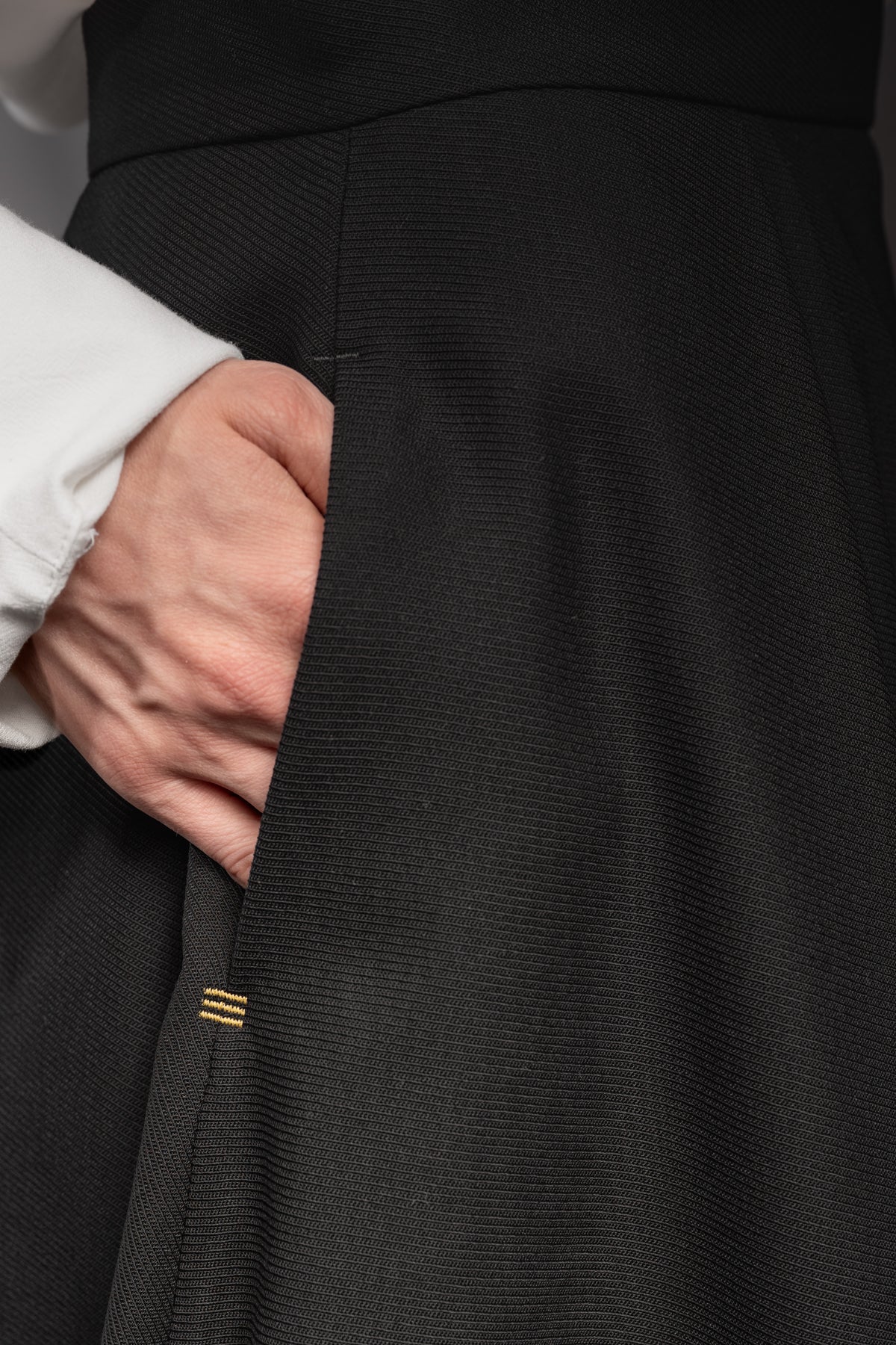 eigensinnig wien | Bacchanalia | Asymmetrischer, schwarzer Twill-Rock mit tiefen Faltenwürfen