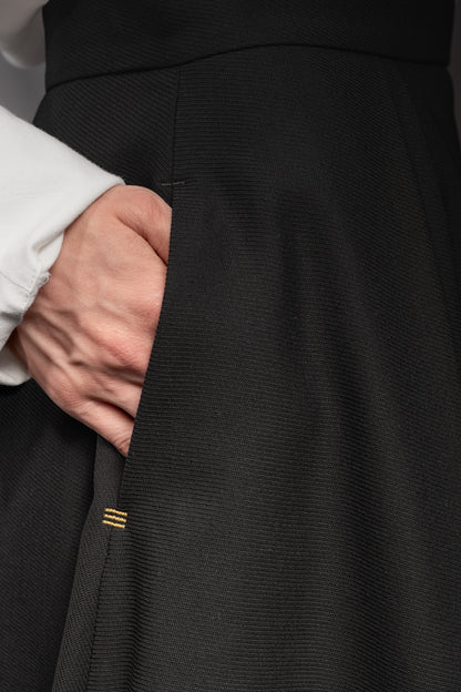 eigensinnig wien | Bacchanalia | Asymmetrischer, schwarzer Twill-Rock mit tiefen Faltenwürfen