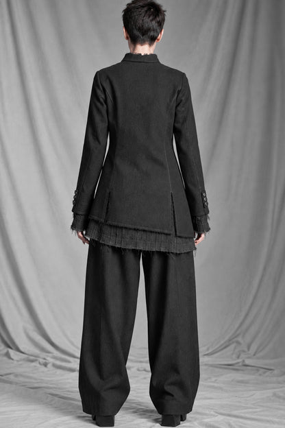 eigensinnig wien | BanCam | Avantgardistischer Damen-Hosenanzug aus italienischer Wolle mit asymmetrischer Jacke