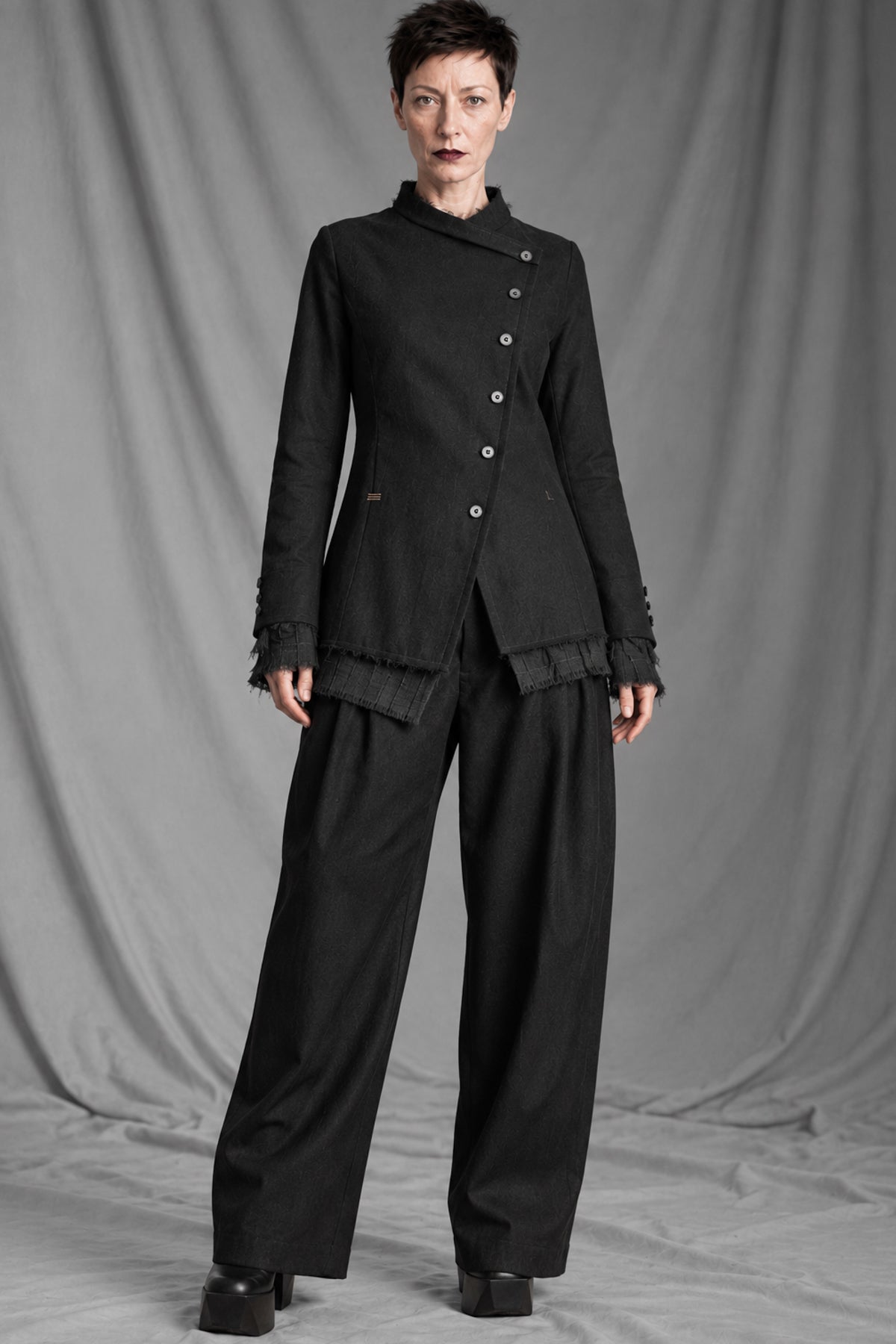 eigensinnig wien | BanCam | Avantgardistischer Damen-Hosenanzug aus italienischer Wolle mit asymmetrischer Jacke