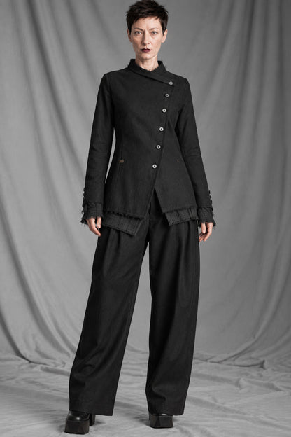 eigensinnig wien | BanCam | Avantgardistischer Damen-Hosenanzug aus italienischer Wolle mit asymmetrischer Jacke