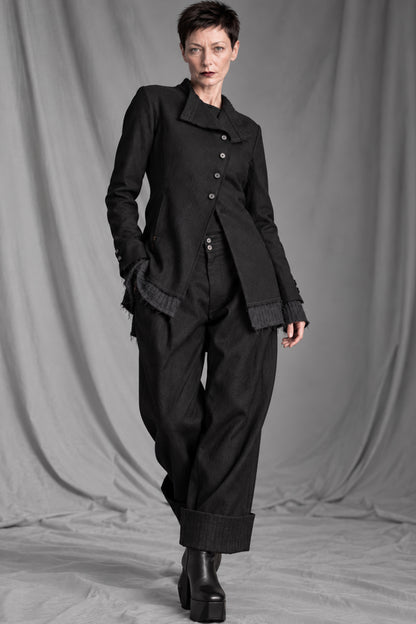 eigensinnig wien | BanCam | Avantgardistischer Damen-Hosenanzug aus italienischer Wolle mit asymmetrischer Jacke
