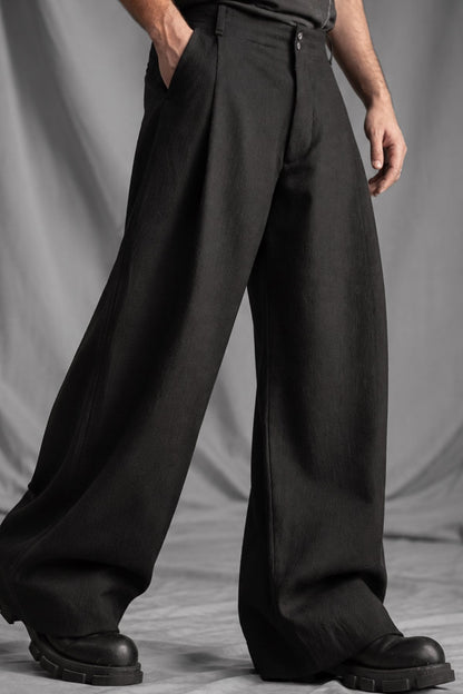 eigensinnig wien | Bandlkramer | Schwarze, weite Designerhose mit Bundfalten aus italienischer Wolle