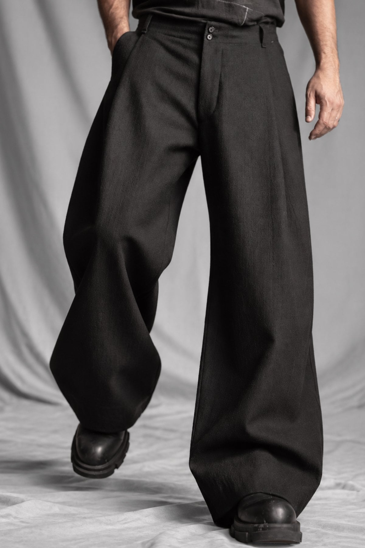 eigensinnig wien | Bandlkramer | Schwarze, weite Designerhose mit Bundfalten aus italienischer Wolle