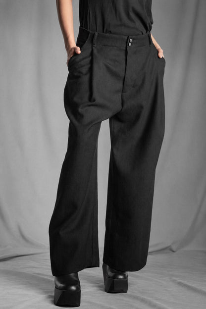 eigensinnig wien | Bandlkramer | Schwarze, weite Designerhose mit Bundfalten aus italienischer Wolle
