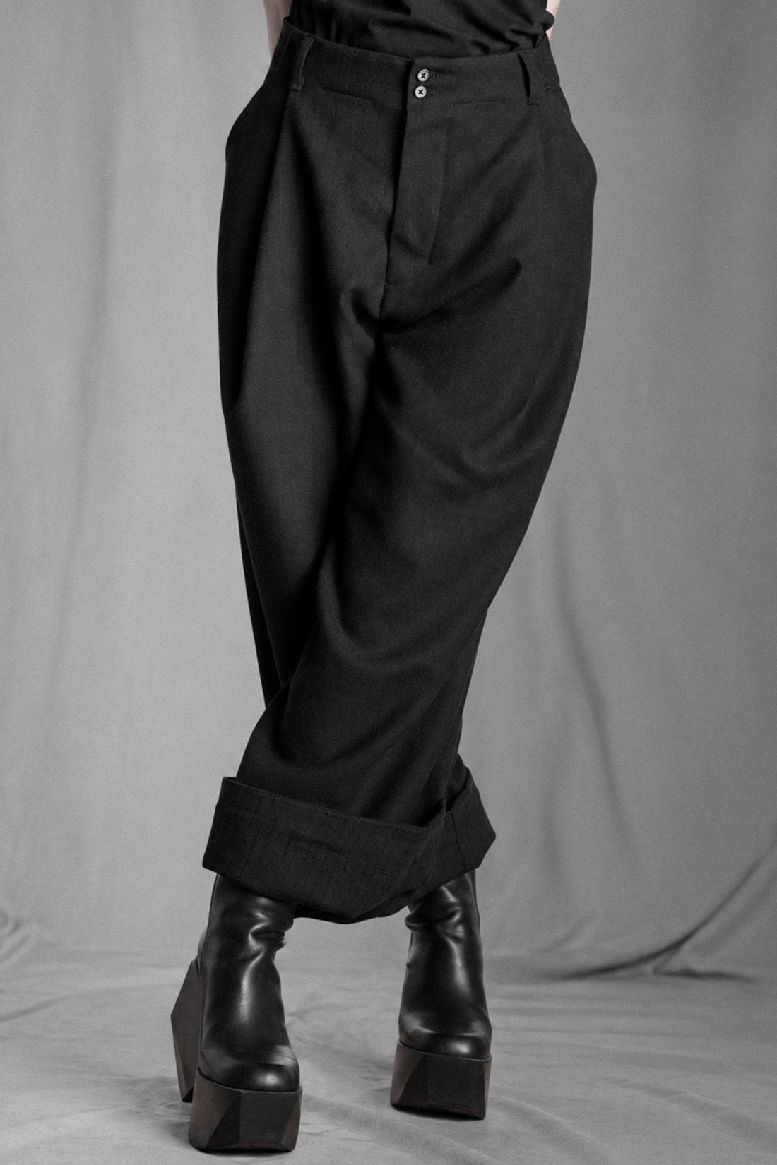 eigensinnig wien | Bandlkramer | Schwarze, weite Designerhose mit Bundfalten aus italienischer Wolle