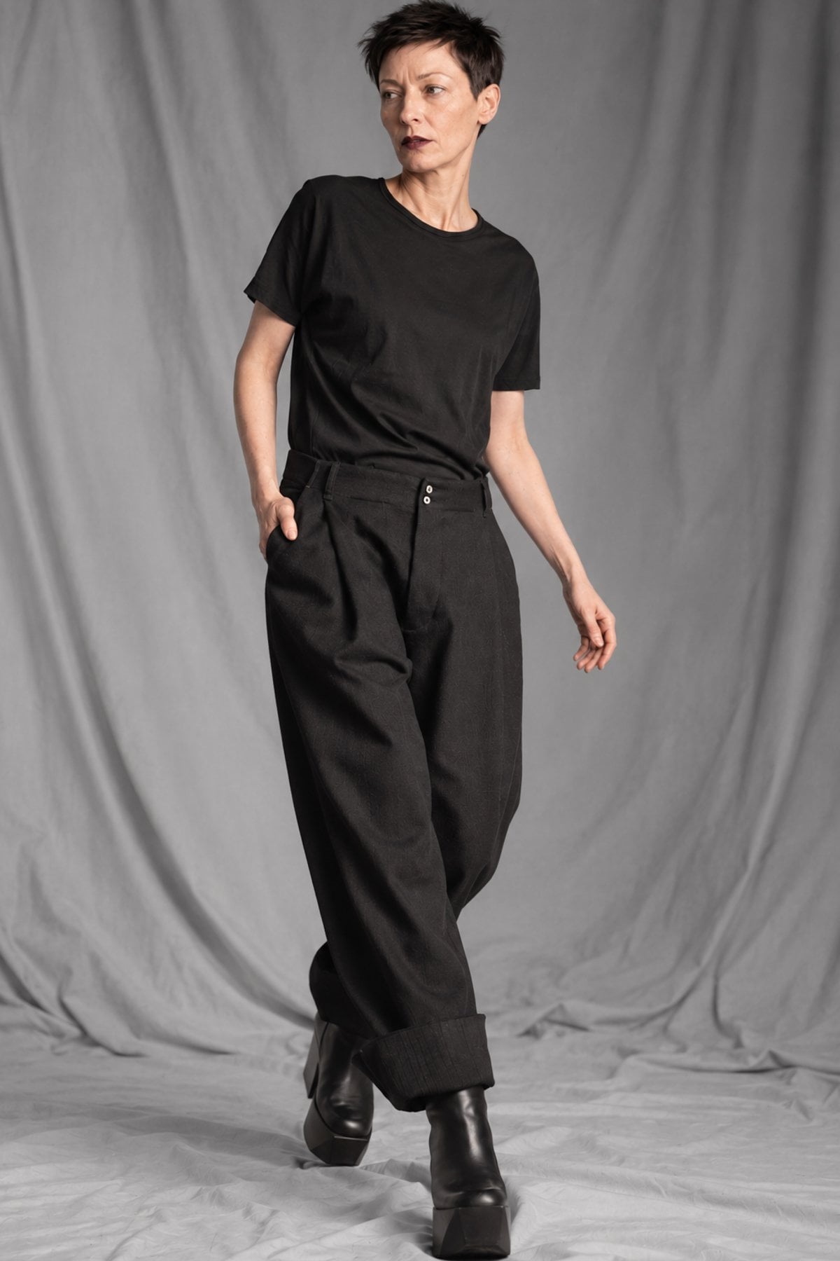 eigensinnig wien | Bandlkramer | Schwarze, weite Designerhose mit Bundfalten aus italienischer Wolle