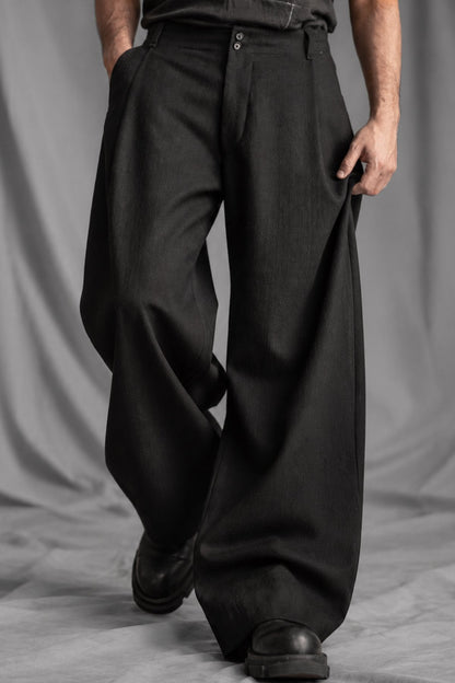 eigensinnig wien | Bandlkramer | Schwarze, weite Designerhose mit Bundfalten aus italienischer Wolle