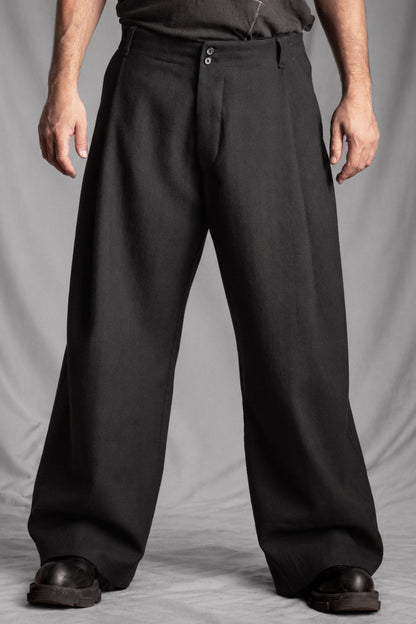 eigensinnig wien | Bandlkramer | Schwarze, weite Designerhose mit Bundfalten aus italienischer Wolle