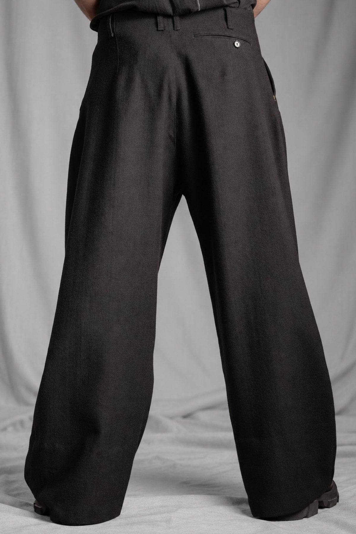 eigensinnig wien | Bandlkramer | Schwarze, weite Designerhose mit Bundfalten aus italienischer Wolle