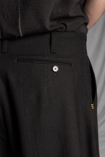 eigensinnig wien | Bandlkramer | Schwarze, weite Designerhose mit Bundfalten aus italienischer Wolle