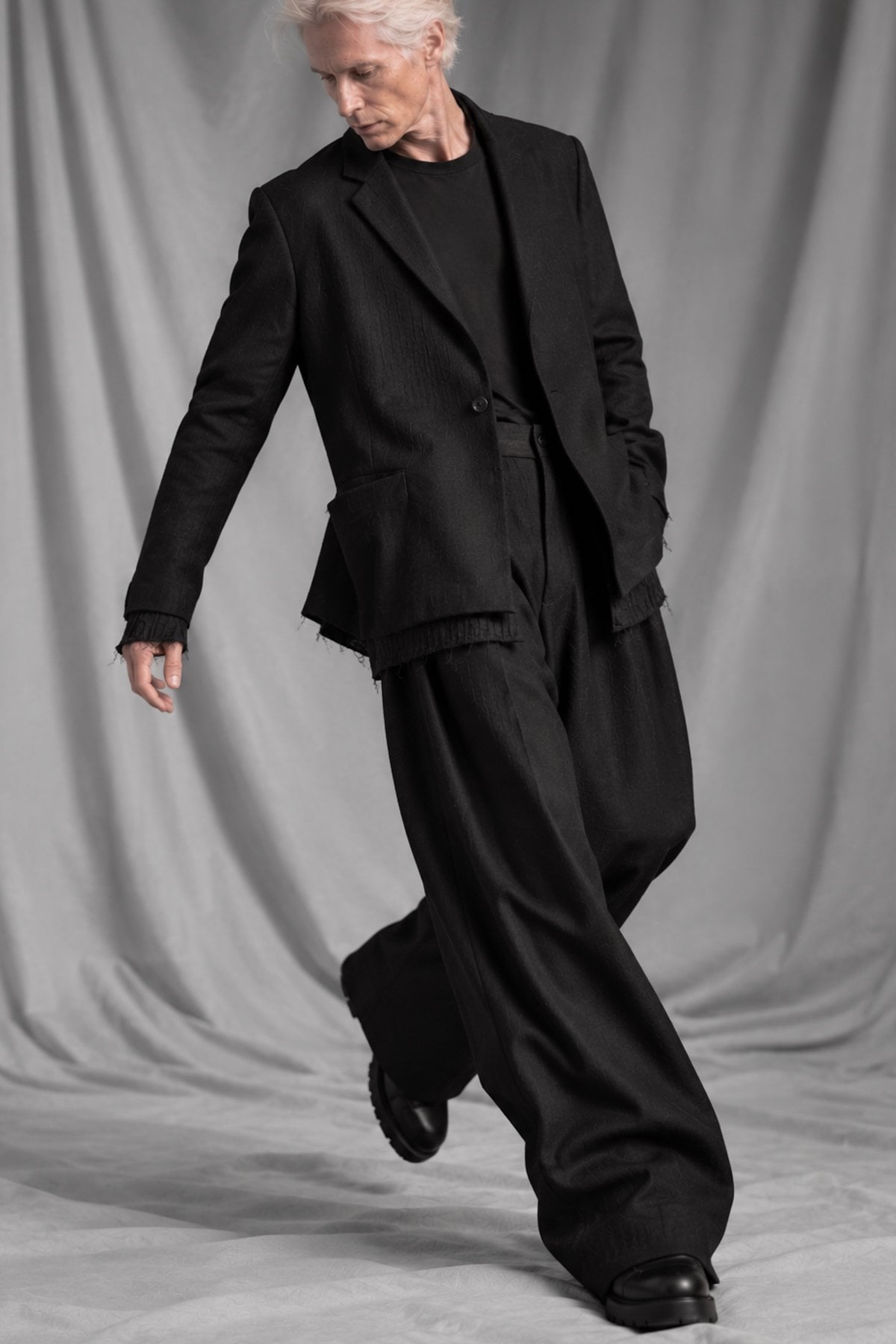 eigensinnig wien | BanVin | Extravaganter schwarzer Designer-Anzug für Herren aus italienischer Luxuswolle