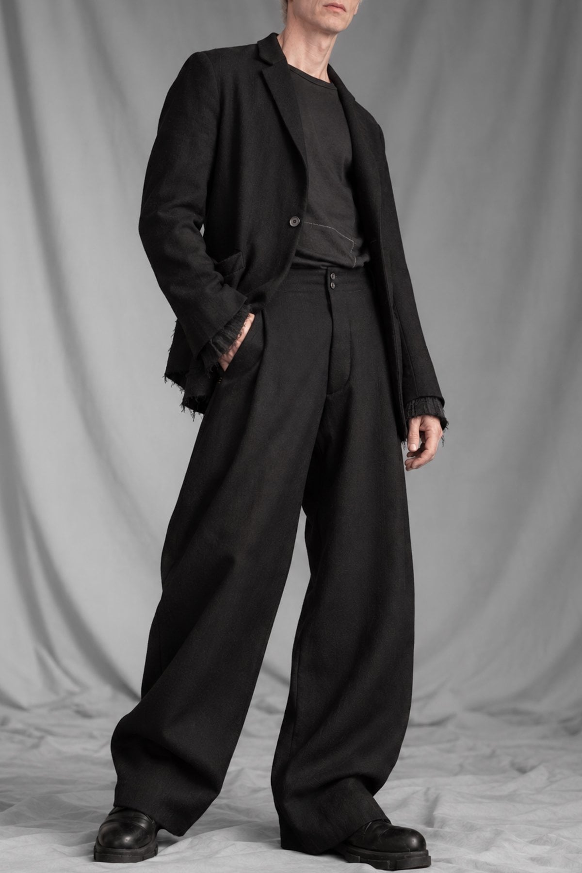 eigensinnig wien | BanVin | Extravaganter schwarzer Designer-Anzug für Herren aus italienischer Luxuswolle
