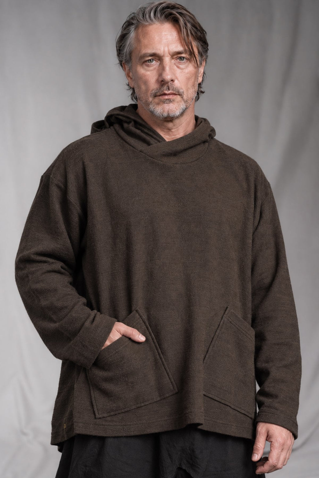 eigensinnig wien | Breed | Avantgardistischer Designer-Strickhoodie aus Wolle in Braun