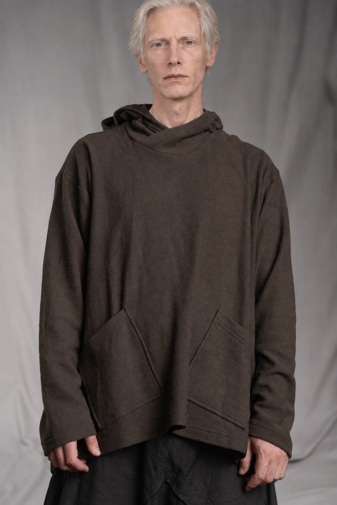 eigensinnig wien | Breed | Avantgardistischer Designer-Strickhoodie aus Wolle in Braun