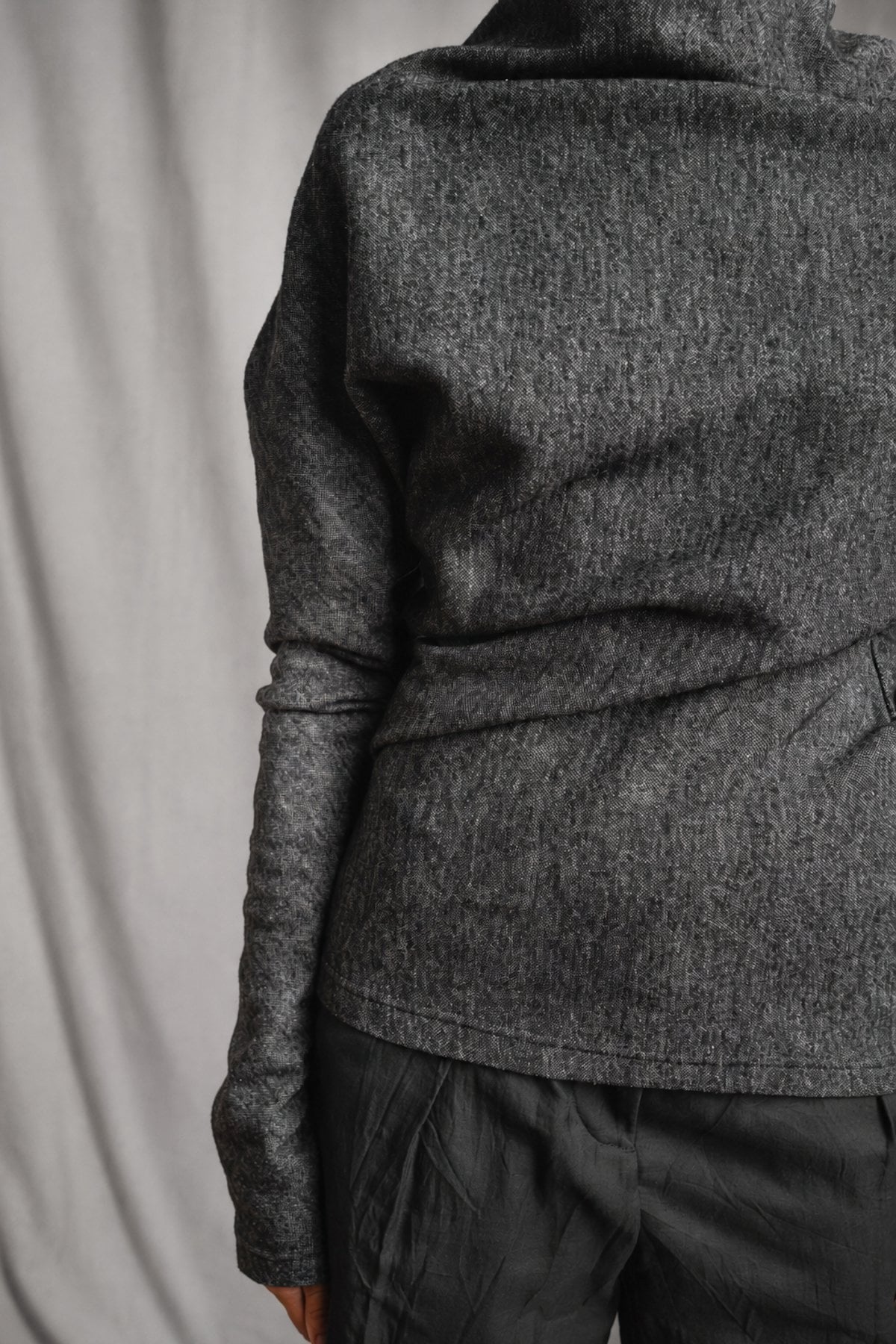 eigensinnig wien | Bridewell | Asymmetrischer Damenpullover aus Wollmix-Jersey