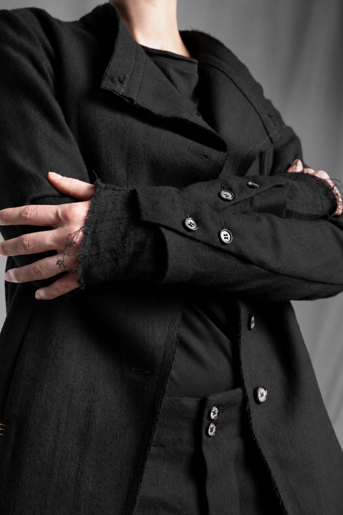 eigensinnig wien | CamEgo | Schwarzer Avantgarde-Hosenanzug für Damen aus italienischer Wolle mit Tapered-Fit Hose