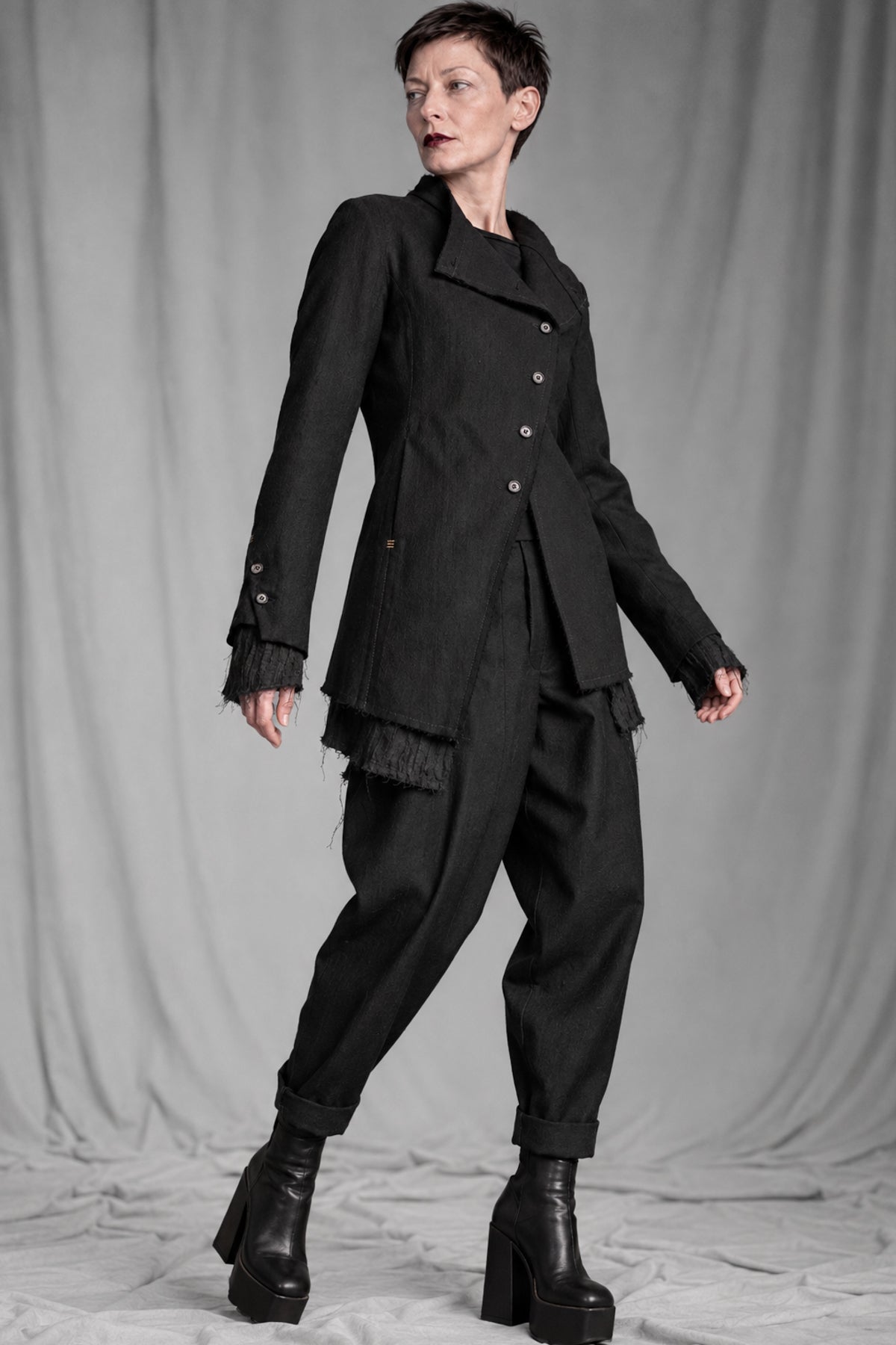 eigensinnig wien | CamEgo | Schwarzer Avantgarde-Hosenanzug für Damen aus italienischer Wolle mit Tapered-Fit Hose