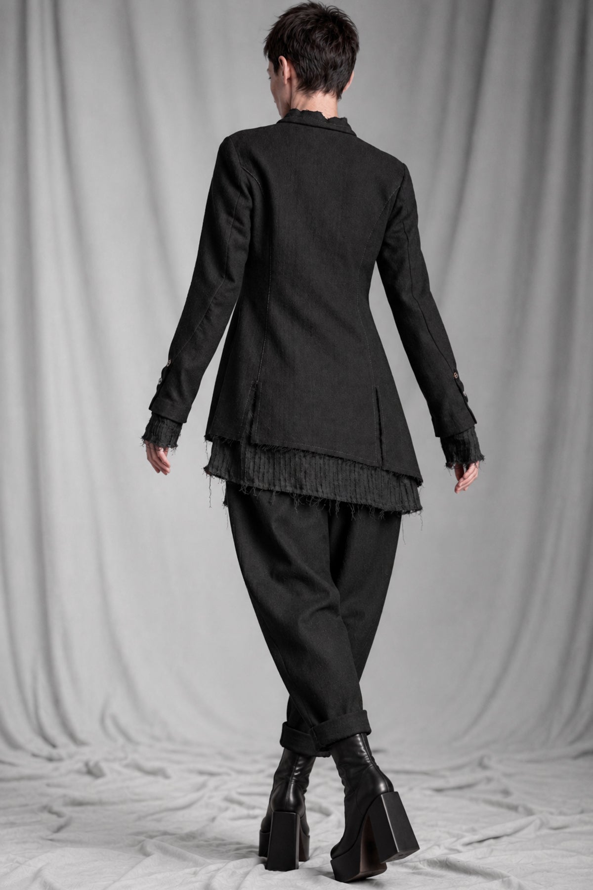 eigensinnig wien | CamEgo | Schwarzer Avantgarde-Hosenanzug für Damen aus italienischer Wolle mit Tapered-Fit Hose