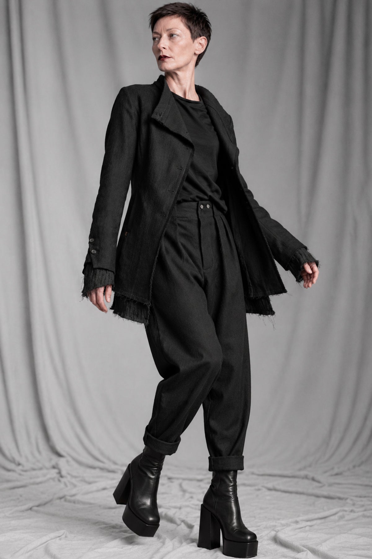 eigensinnig wien | CamEgo | Schwarzer Avantgarde-Hosenanzug für Damen aus italienischer Wolle mit Tapered-Fit Hose