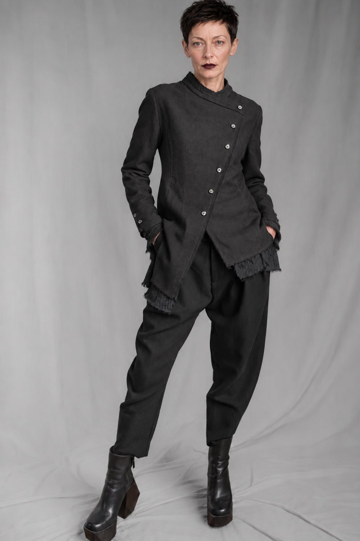 eigensinnig wien | CamEgo | Schwarzer Avantgarde-Hosenanzug für Damen aus italienischer Wolle mit Tapered-Fit Hose