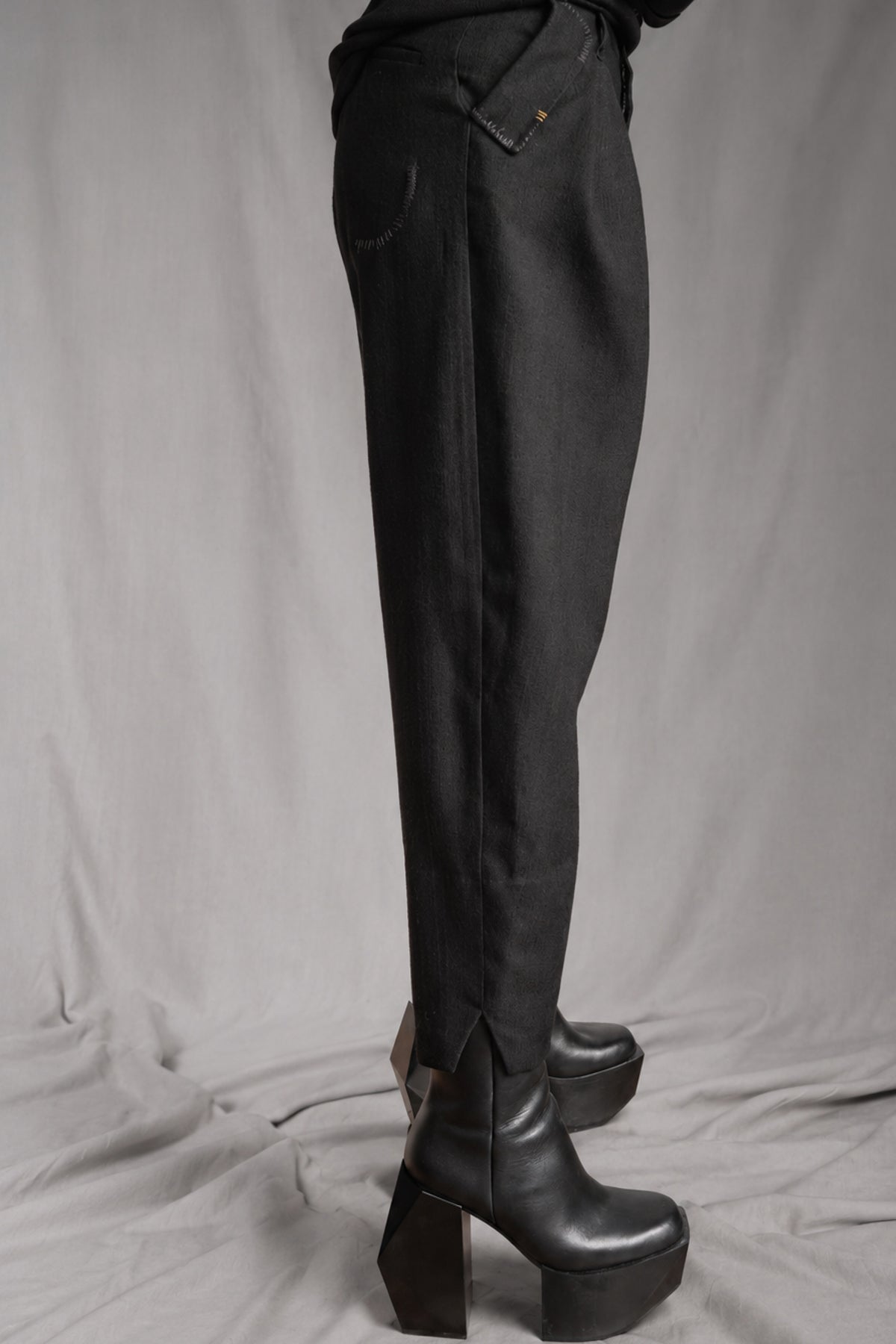 eigensinnig wien | CamEgo | Schwarzer Avantgarde-Hosenanzug für Damen aus italienischer Wolle mit Tapered-Fit Hose