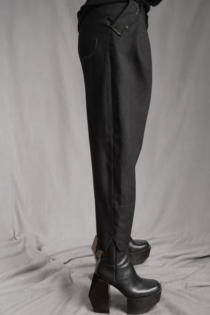 eigensinnig wien | CamEgo | Schwarzer Avantgarde-Hosenanzug für Damen aus italienischer Wolle mit Tapered-Fit Hose