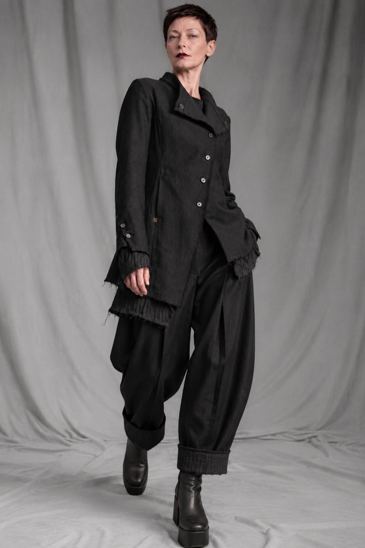 eigensinnig wien | CamFra | Avantgardistischer schwarzer Designer-Hosenanzug für Damen aus italienischer Wolle