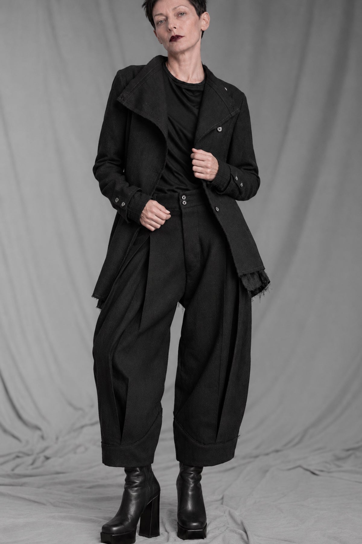 eigensinnig wien | CamFra | Avantgardistischer schwarzer Designer-Hosenanzug für Damen aus italienischer Wolle