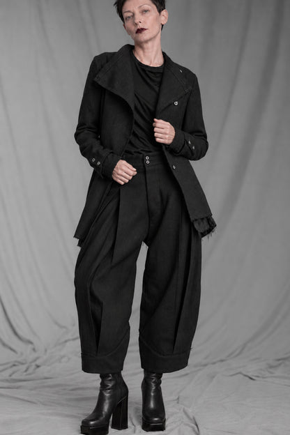 eigensinnig wien | CamFra | Avantgardistischer schwarzer Designer-Hosenanzug für Damen aus italienischer Wolle