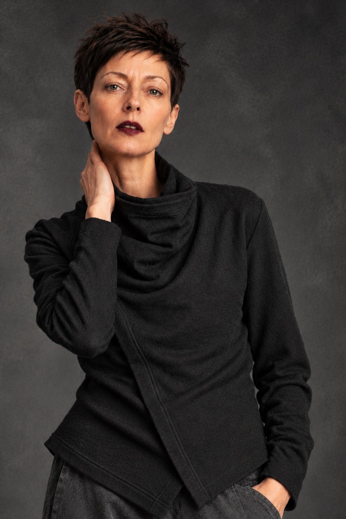 eigensinnig wien | CBGB | Schwarzer dekonstruierter Designer-Pullover aus hochwertigem Wollmix