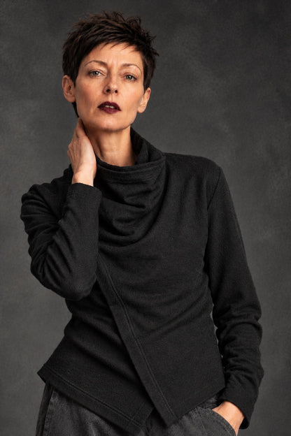 eigensinnig wien | CBGB | Schwarzer dekonstruierter Designer-Pullover aus hochwertigem Wollmix