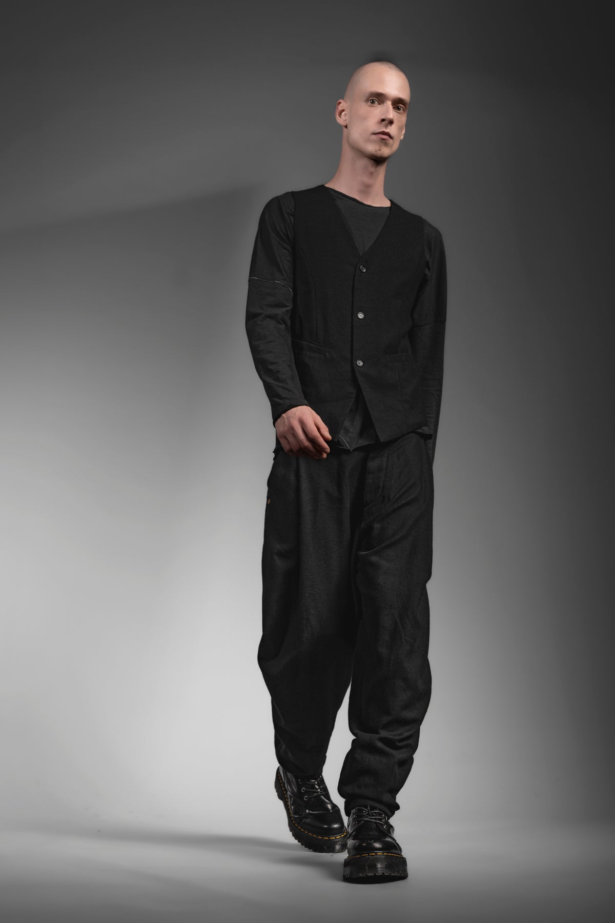 eigensinnig wien | Chiavacci | Black, pleated wide leg designer pants made of Japanese wool