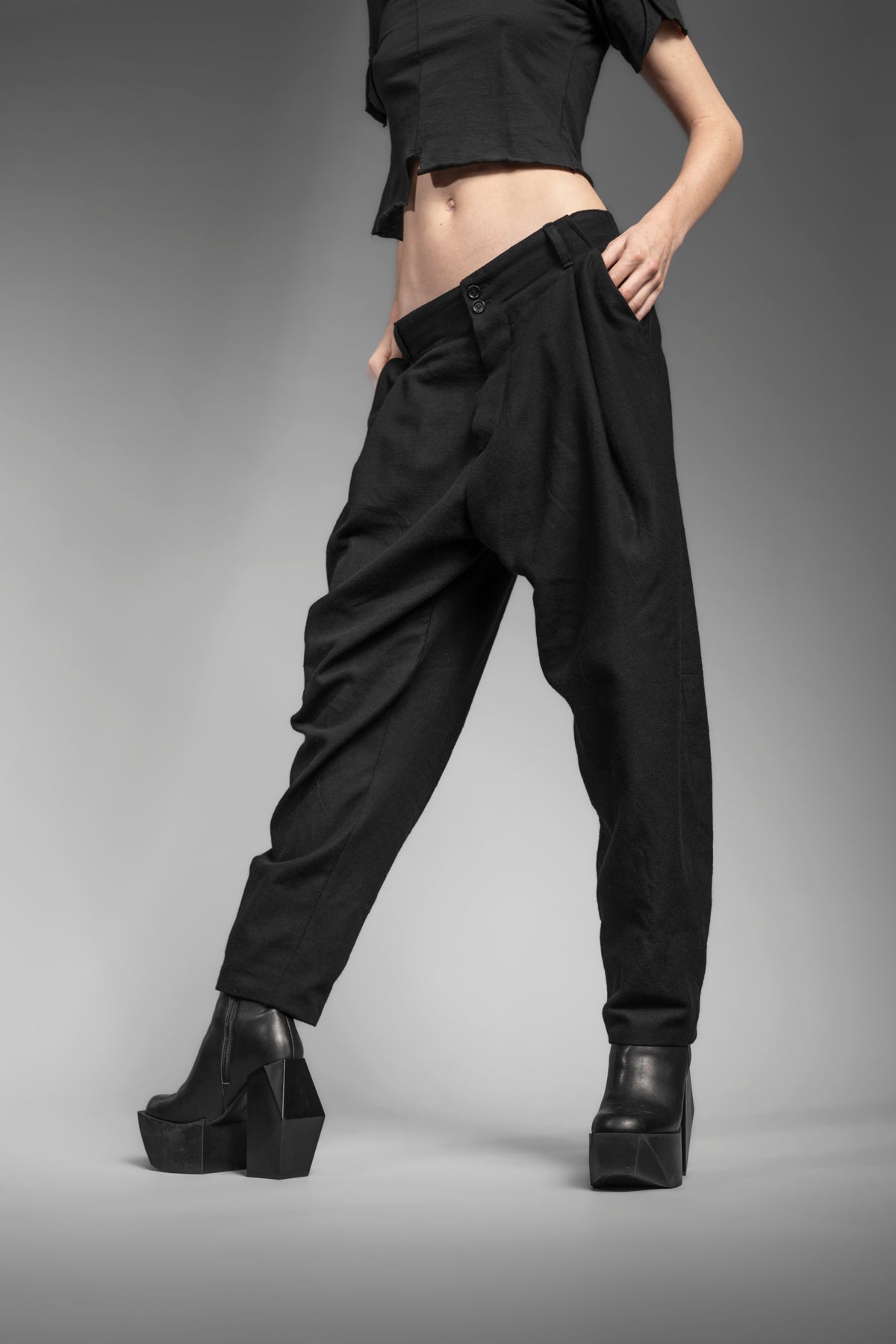 eigensinnig wien | Chiavacci | Black, pleated wide leg designer pants made of Japanese wool