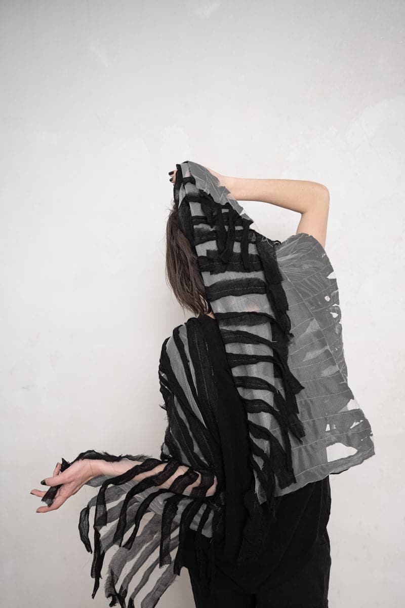 Cutuli | Ysoki | Avantgardistischer Schal aus Modal in schwarz