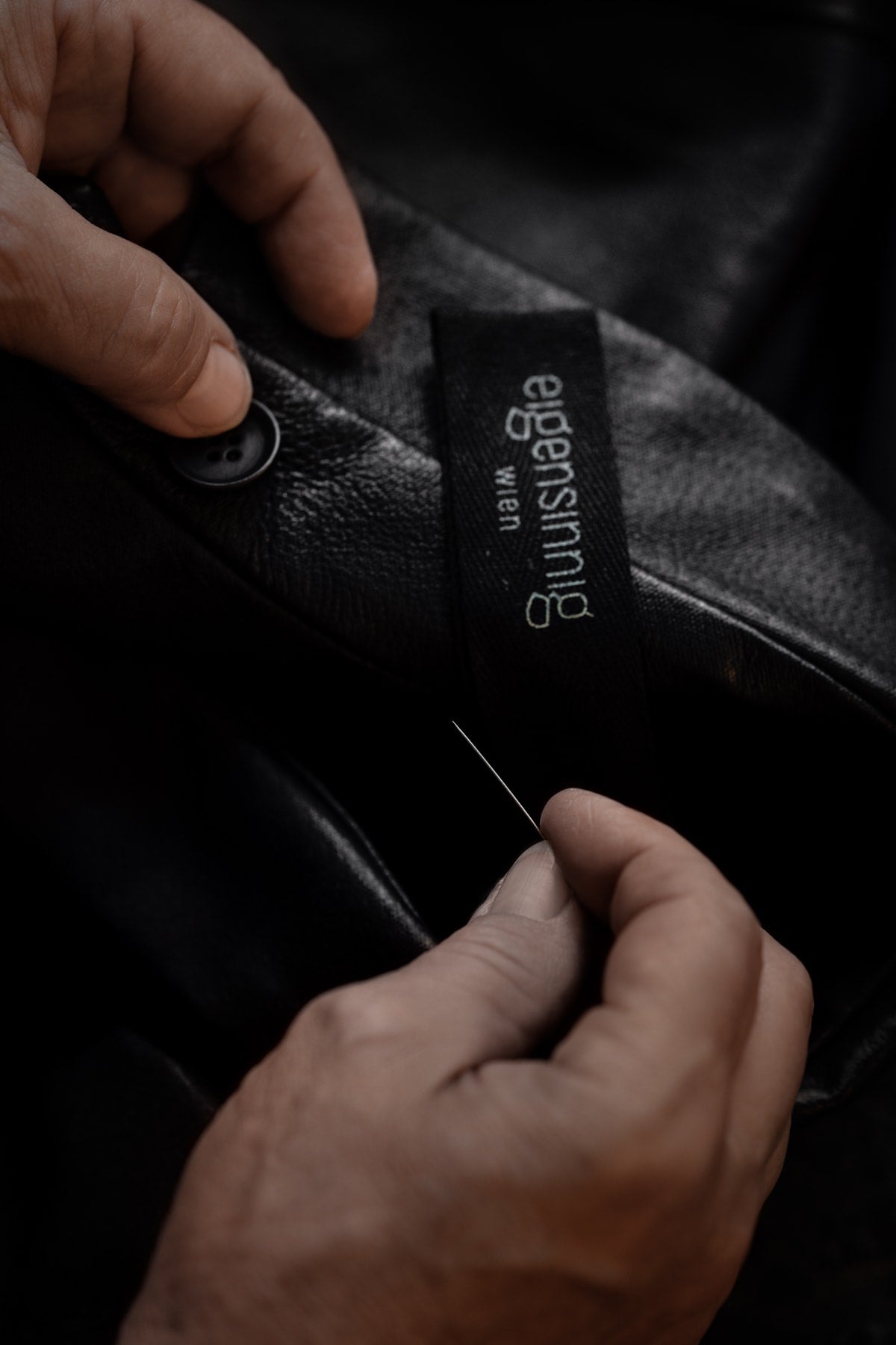 Handgefertigte Lederjacke: Detail mit Marken-Etikett von eigensinnig wien.