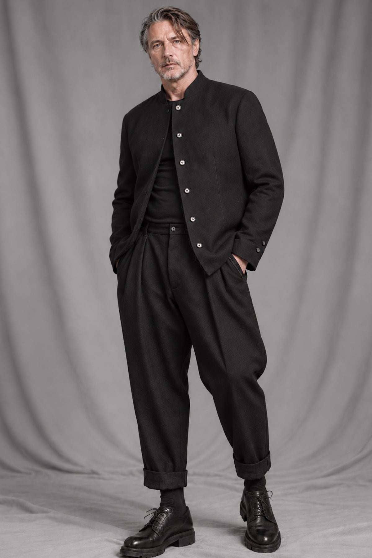 eigensinnig wien | EgoMis | Avantgardistischer Herren-Wollanzug mit Mao-Kragen-Sakko und Tapered-Fit Bundfaltenhose