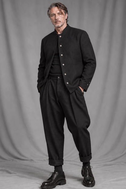 eigensinnig wien | EgoMis | Avantgardistischer Herren-Wollanzug mit Mao-Kragen-Sakko und Tapered-Fit Bundfaltenhose
