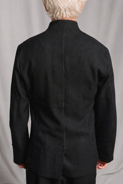 eigensinnig wien | EgoMis | Avantgardistischer Herren-Wollanzug mit Mao-Kragen-Sakko und Tapered-Fit Bundfaltenhose