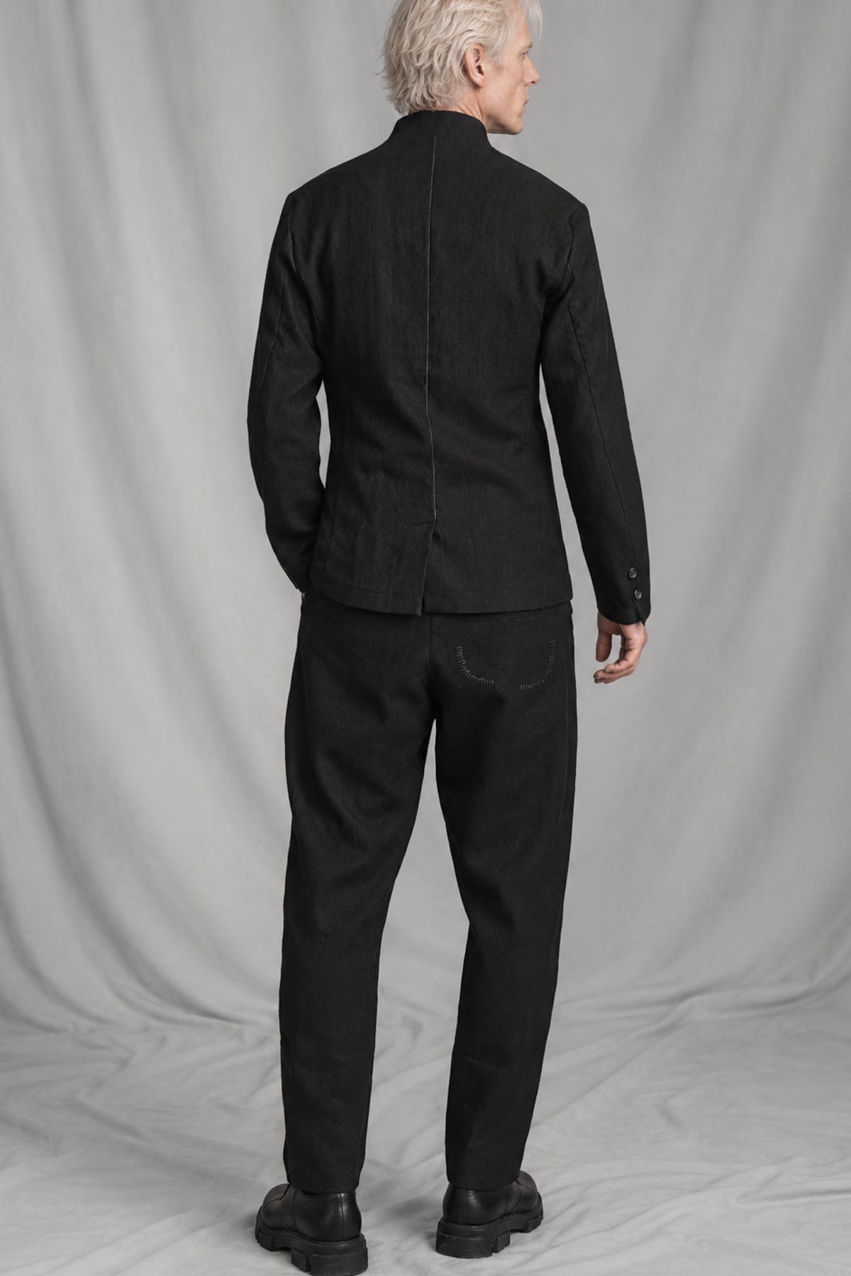 eigensinnig wien | EgoMis | Avantgardistischer Herren-Wollanzug mit Mao-Kragen-Sakko und Tapered-Fit Bundfaltenhose