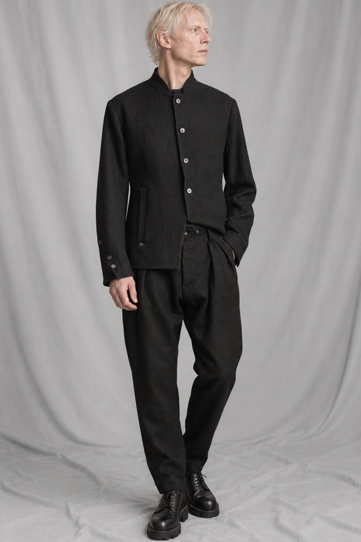 eigensinnig wien | EgoMis | Avantgardistischer Herren-Wollanzug mit Mao-Kragen-Sakko und Tapered-Fit Bundfaltenhose