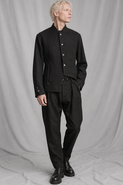 eigensinnig wien | EgoMis | Avantgardistischer Herren-Wollanzug mit Mao-Kragen-Sakko und Tapered-Fit Bundfaltenhose